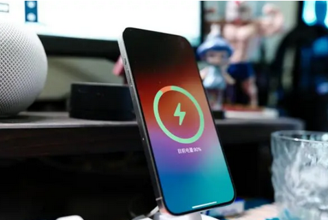 泉州苹果15换屏服务分享用什么充电器给iPhone15充电更好 